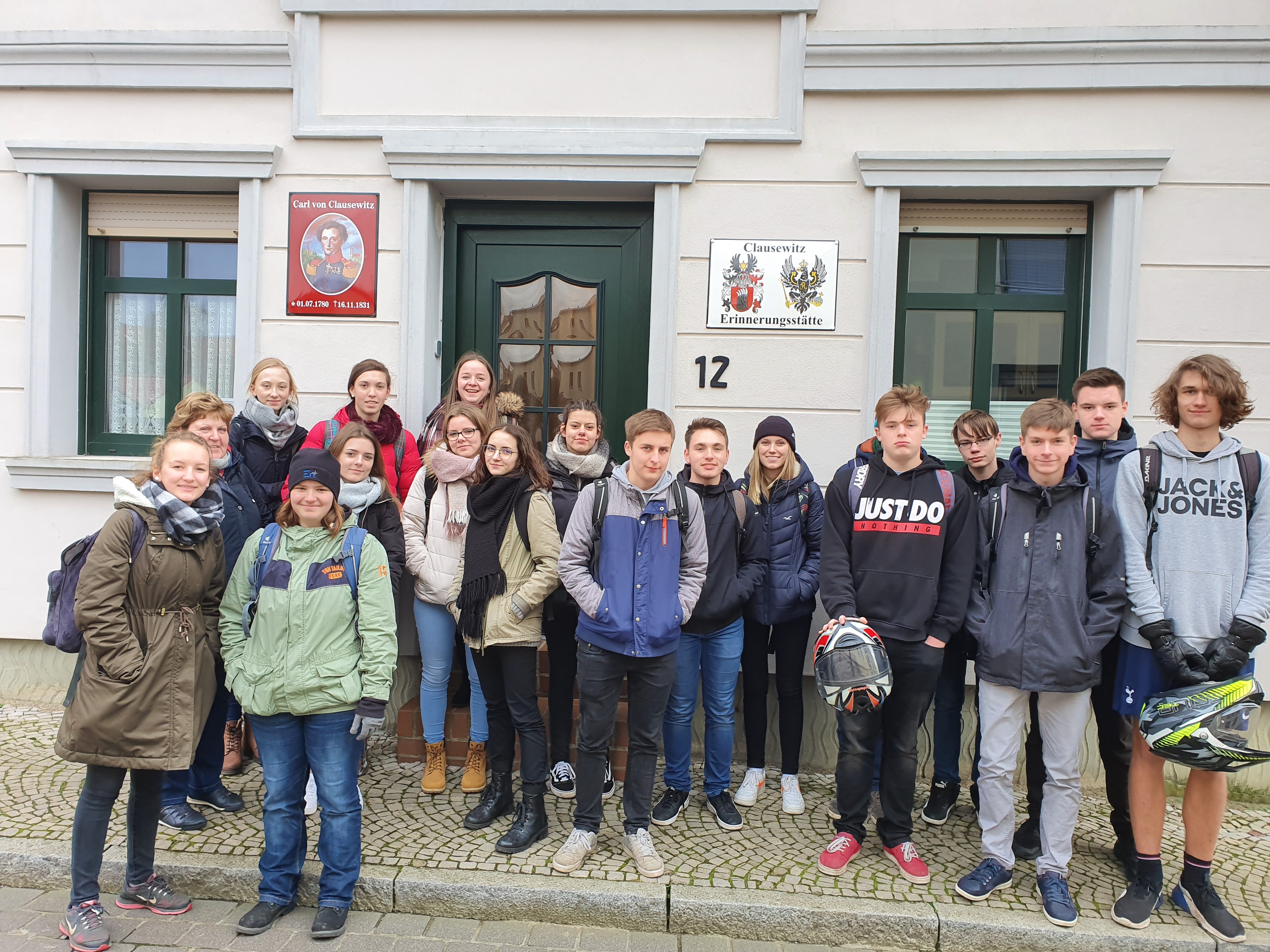 Schüler der 11. Klasse des Deutsch-Leistungskurses des Burger Roland-Gymnasiums erkunden des Leben und Werk Clausewitz